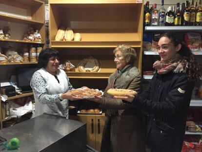 El horno-ultramarinos que regenta Eugenio Ferrer y Enriqueta Roda (en la imagen con dos clientas) en Portell de Morella.