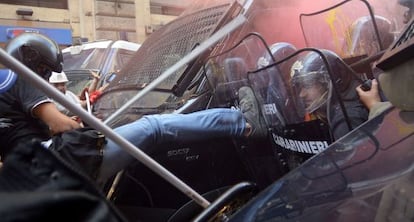 Un manifestante patea el escudo de un agente, hoy, en Roma.