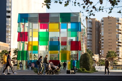 Ambiente en el Muelle Uno del puerto de Málaga con el museo Centre Pompidou de fondo.