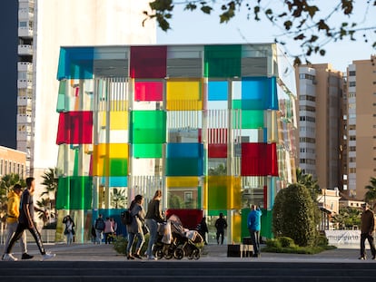 Ambiente en el Muelle Uno del puerto de Málaga con el museo Centre Pompidou de fondo.