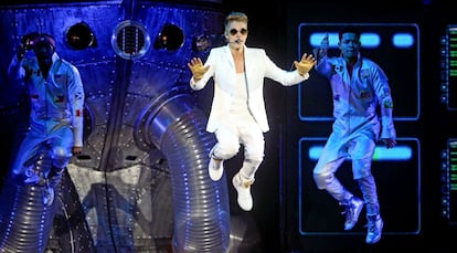 Justin Bieber por los aires, durante su actuación.