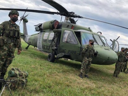 Imagen de archivo del helicóptero militar accidentado, durante una misión en el año 2021.