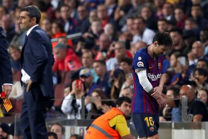Messi, abandona el terreno de juego tras caer lesionado, en presencia de Valverde, entrenador del Barcelona