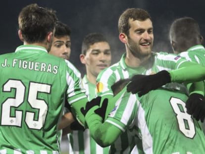 Jos&eacute; Antonio Delgado Villar &#039;Nono&#039; celebra con sus compa&ntilde;eros su gol ante el Rubin Kaz&aacute;n. 