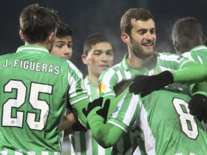 Jos&eacute; Antonio Delgado Villar &#039;Nono&#039; celebra con sus compa&ntilde;eros su gol ante el Rubin Kaz&aacute;n. 