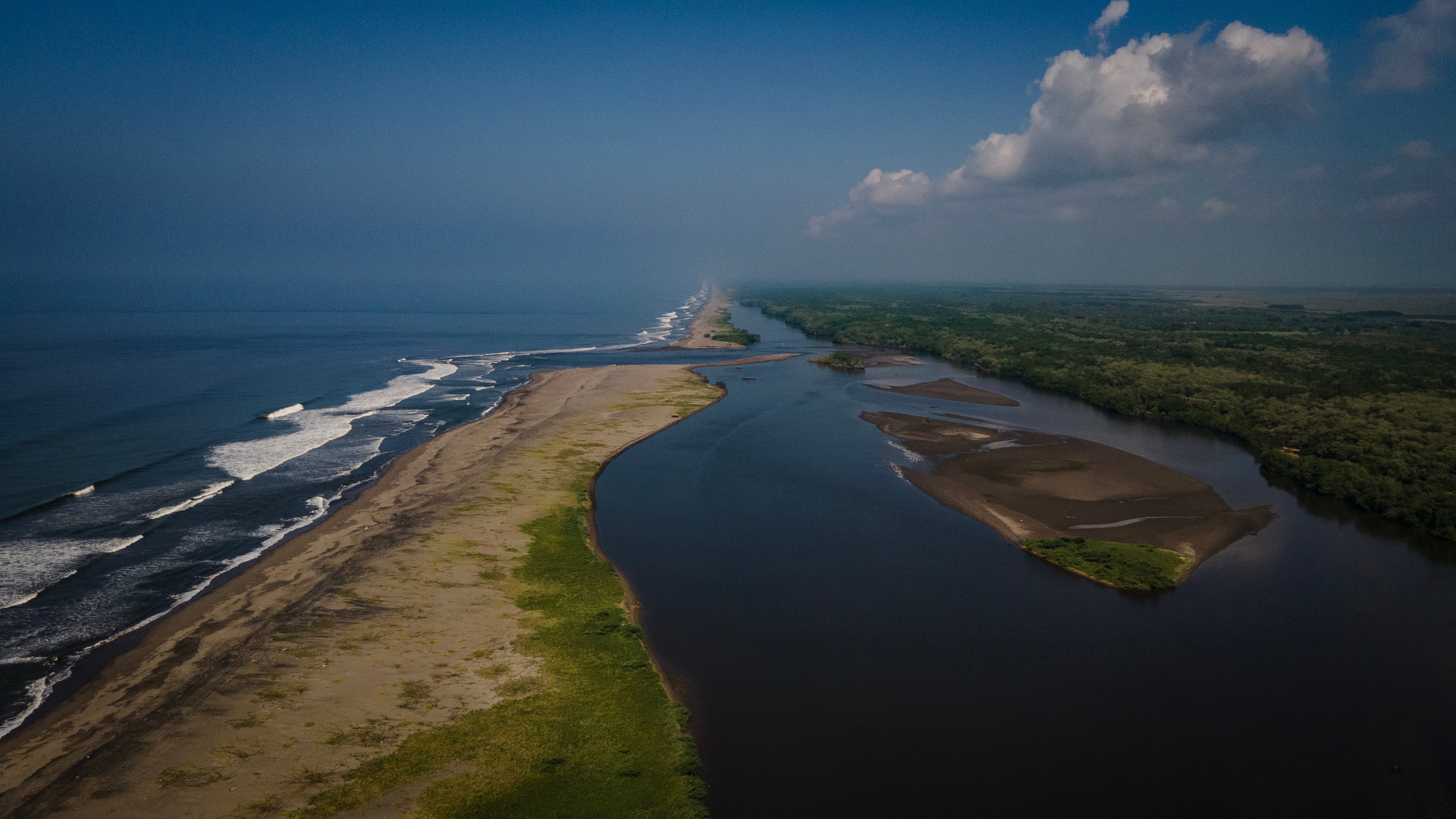 La barra de San José El Hueyate y el océano Pacífico, en una imagen tomada el 21 de noviembre de 2025.