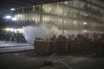 Enfrentamientos entre los Mossos y los manifestantes en el aeropuerto de El Prat. 