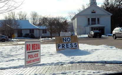 Un letrero en Newtown pide a la prensa que no se acerque.