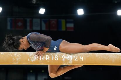 Simone Biles, durante un entrenamiento en París el 25 de julio. 