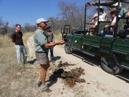 Rangers del parque Matopo explican a los visitantes las peculiaridades de los rinocerontes basándose en unos excrementos recientes