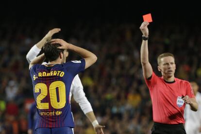 Sergi Roberto ve la tarjeta roja.