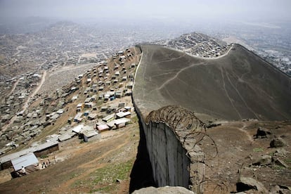 Barrio de Vista Hermosa en San Juan de Miraflores (izqda.), en Lima (Perú), separada por un muro de cemento del opulento barrio de Las Casuarinas (dcha.). Se trata de un espejo de la desigualdad en el reparto de la riqueza que domina en Latinoamérica.