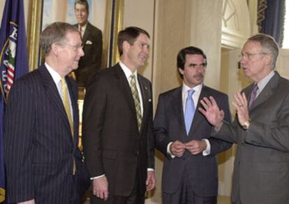 Aznar, con el líder republicano del Senado, Bill Frist (a su derecha), y otros dos senadores.

 / REUTERS