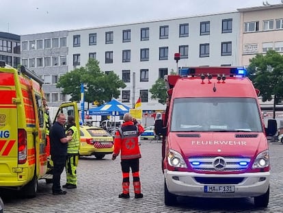 Los servicios de emergencia trabajaban este viernes junto a la plaza central de Mannheim donde se produjo el ataque.