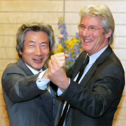 Junichiro Koizumi y Richard Gere bailan ante los fotógrafos.
