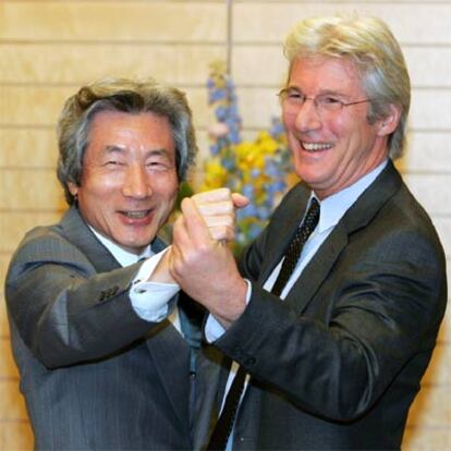 Junichiro Koizumi y Richard Gere bailan ante los fotógrafos.