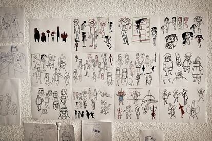 Bocetos. Diseños de algunos personajes de Atrapa la bandera en una pared del estudio.