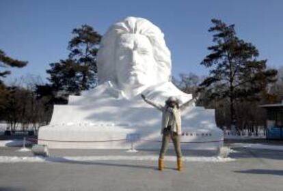 Una mujer posa delante de una escultura del compositor alemán Ludwig van Beethoven tallada en el Festival de hielo y nieve de Harbin, en la provincia china de Heilongjiang.