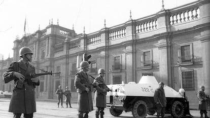Carabineros custodian el Palacio de La Moneda en Chile en 1973.