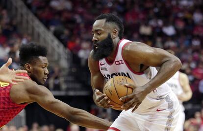 Harden, ante Fernando en el Rockets-Hawks.