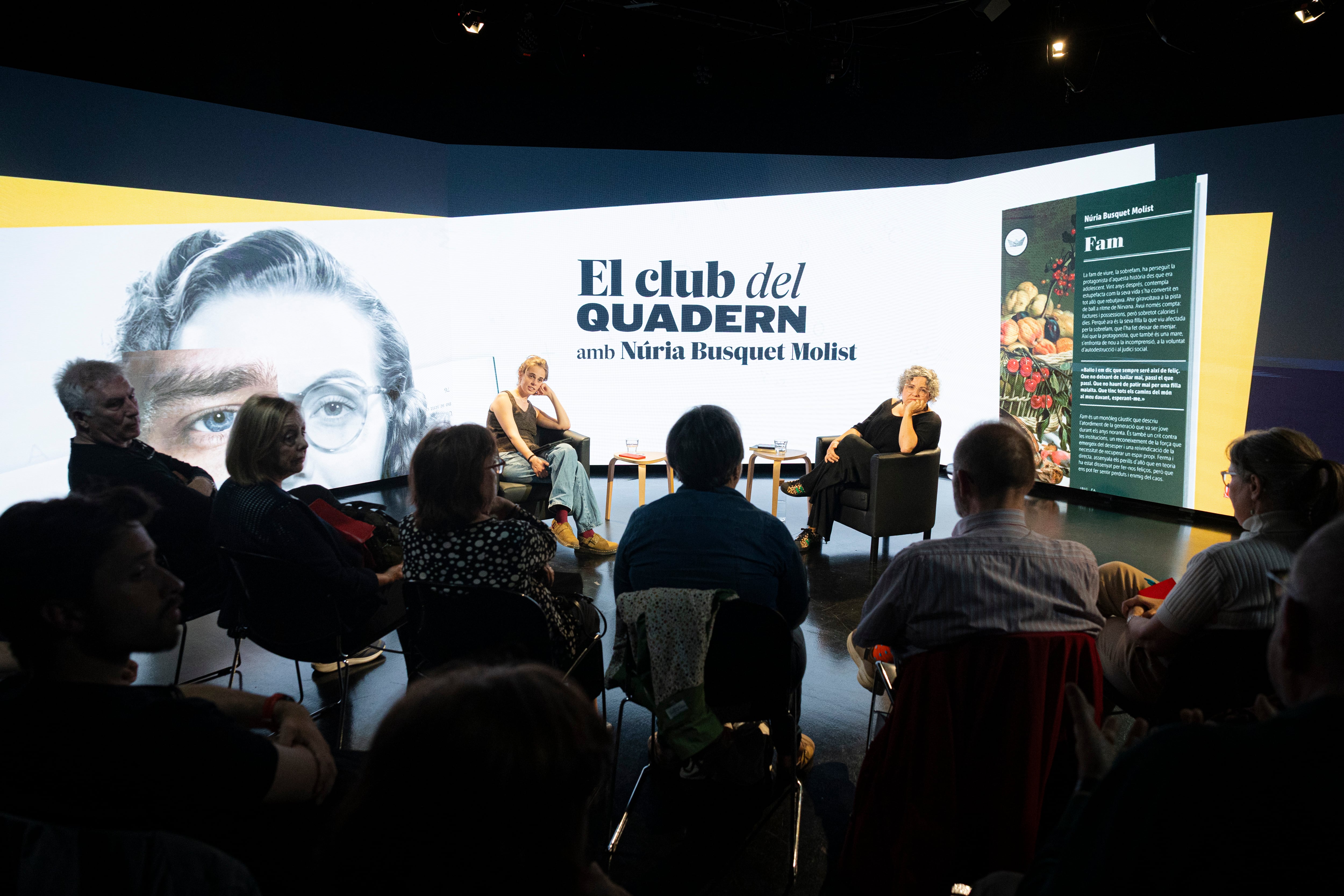 L'escriptora Núria Busquet Molist i la peridoista Carlota Rubio amb els lectors.