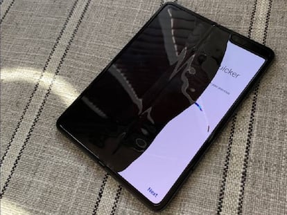 Pantalla rota del Galaxy Fold facilitado al periodista de Bloomberg Mark Gurman, según publica este en su cuenta @markgurman.