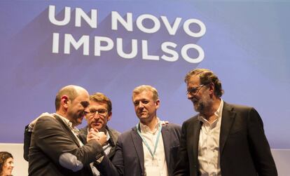 Rueda es felicitado por su presidencia del PP de Pontevedra por su antecesor, Rafael Louz&aacute;n, Feij&oacute;o y Rajoy.