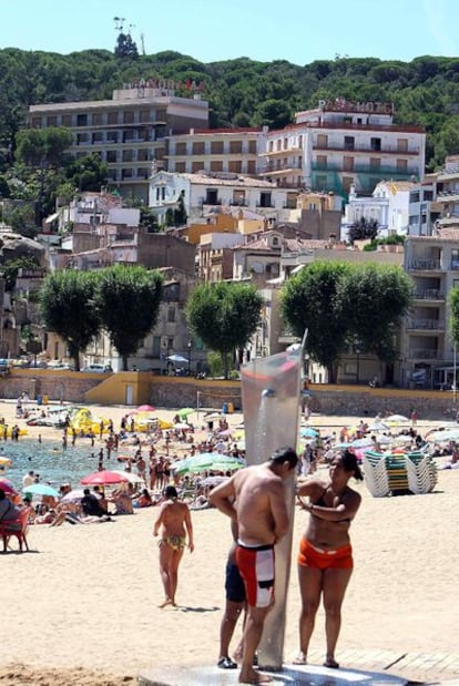 Playa de Sant Feliu de Guíxols con dos de los hoteles al fondo.