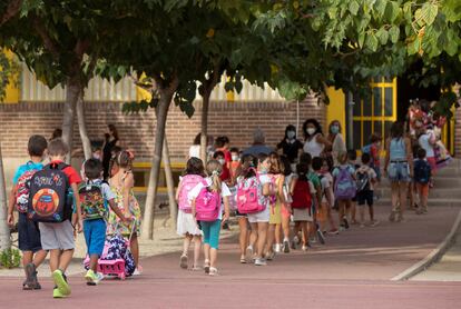 Un grupo de niños llega a su colegio público en Murcia el pasado septiembre. el primer día del curso actual.