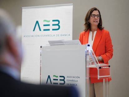 Alejandra Kindelán, presidenta de la Asociación Española de Banca (AEB), este lunes en Madrid tras la asamblea anual de la patronal.