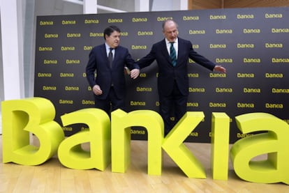 Rodrigo Rato (derecha) y José Luis Olivas, el día de la presentación de Bankia.