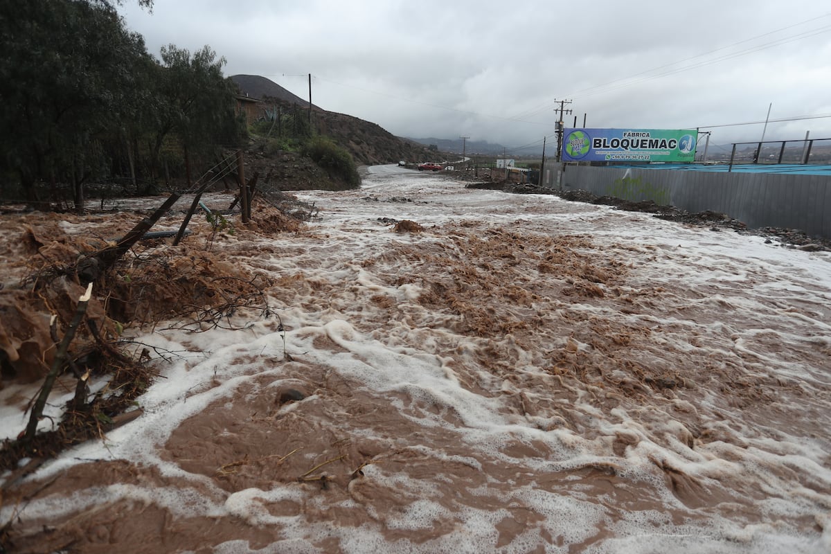 Sistema frontal avanza hacia Santiago tras dejar 13 muertos en el norte chico