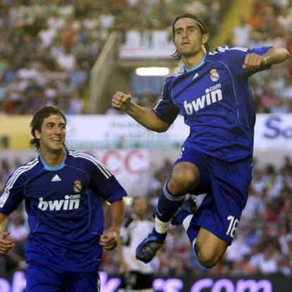 De la Red salta después de marcar el primer gol del Madrid en presencia de Higuaín.