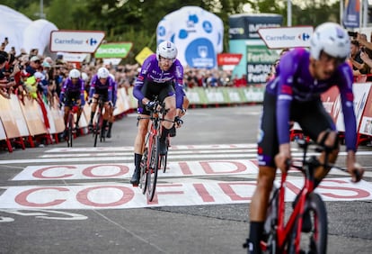 El equipo Burgos-BH cruza la línea de meta durante la primera etapa en Utrecht, este viernes.