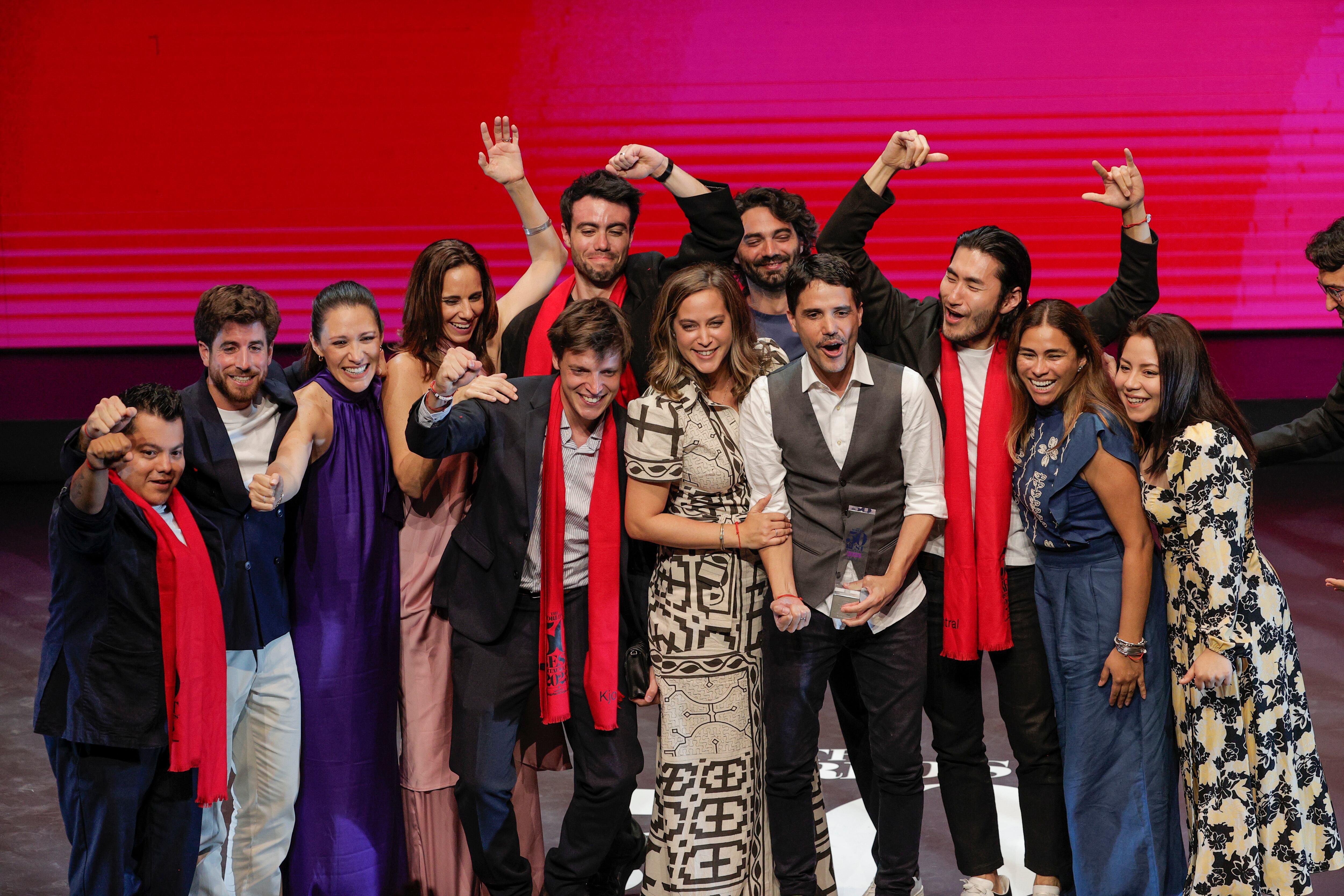 Los chefs del restaurante peruano Central, Virgilio Martínez y Pía León, reciben junto a su equipo el premio al mejor restaurante del mundo 2023, durante la gala de los World's 50 Best Restaurants.