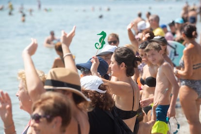 Decenas de personas durante la protesta un 'abrazo al Mar Menor', en agosto de 2023.