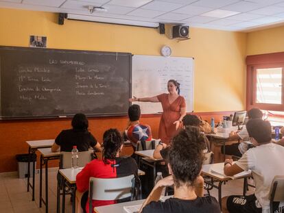 La profesora Julia Olmedo repasa con sus alumnos de 4º de la ESO las autoras pertenecientes al grupo de las 'Sinsombrero'.
