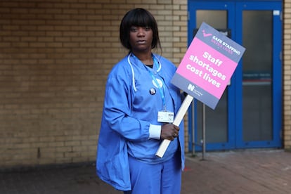 Una trabajadora sanitaria durante la protesta en el Hospital St. Mary en Londres, este jueves. 
