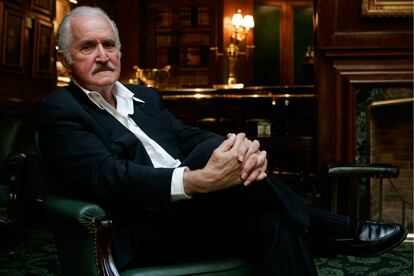 El escritor Mexicano Carlos Fuentes, retratado en Madrid, en junio de 2007.