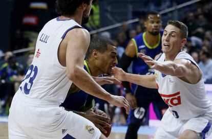 Carroll y Llull cortan el paso a Jackson