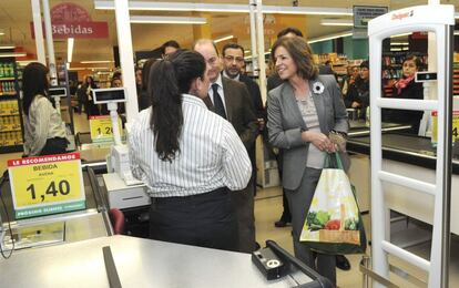 La alcaldesa de Madrid, en la apertura de la nueva tienda de Mercadona del Centro Comercial ABC Serrano, 22 de marzo de 2012.