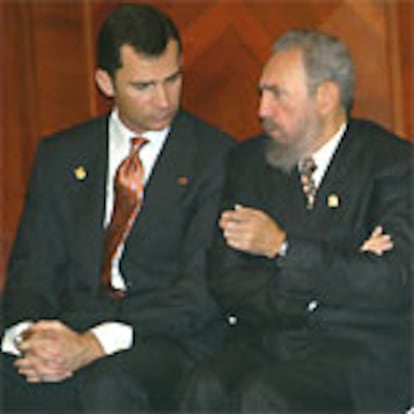 El Príncipe Felipe y Fidel Castro charlan durante la toma de posesión de Lucio Gutiérrez como nuevo presidente de Ecuador.