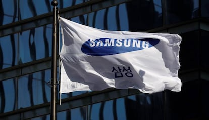 Una bandera corporativa ondea frente a la sede de Samsung en Seúl. 