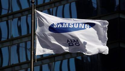 Una bandera corporativa ondea frente a la sede de Samsung en Seúl.