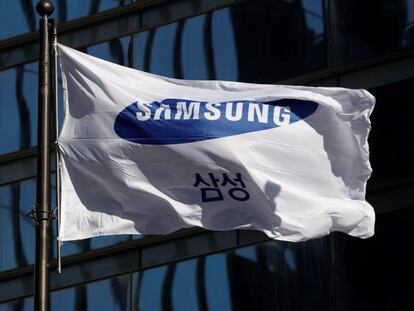 Una bandera corporativa ondea frente a la sede de Samsung en Seúl. 