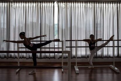 Dos jóvenes bailarinas practican antes de una competición en Kuala Lumpur (Malasia).
