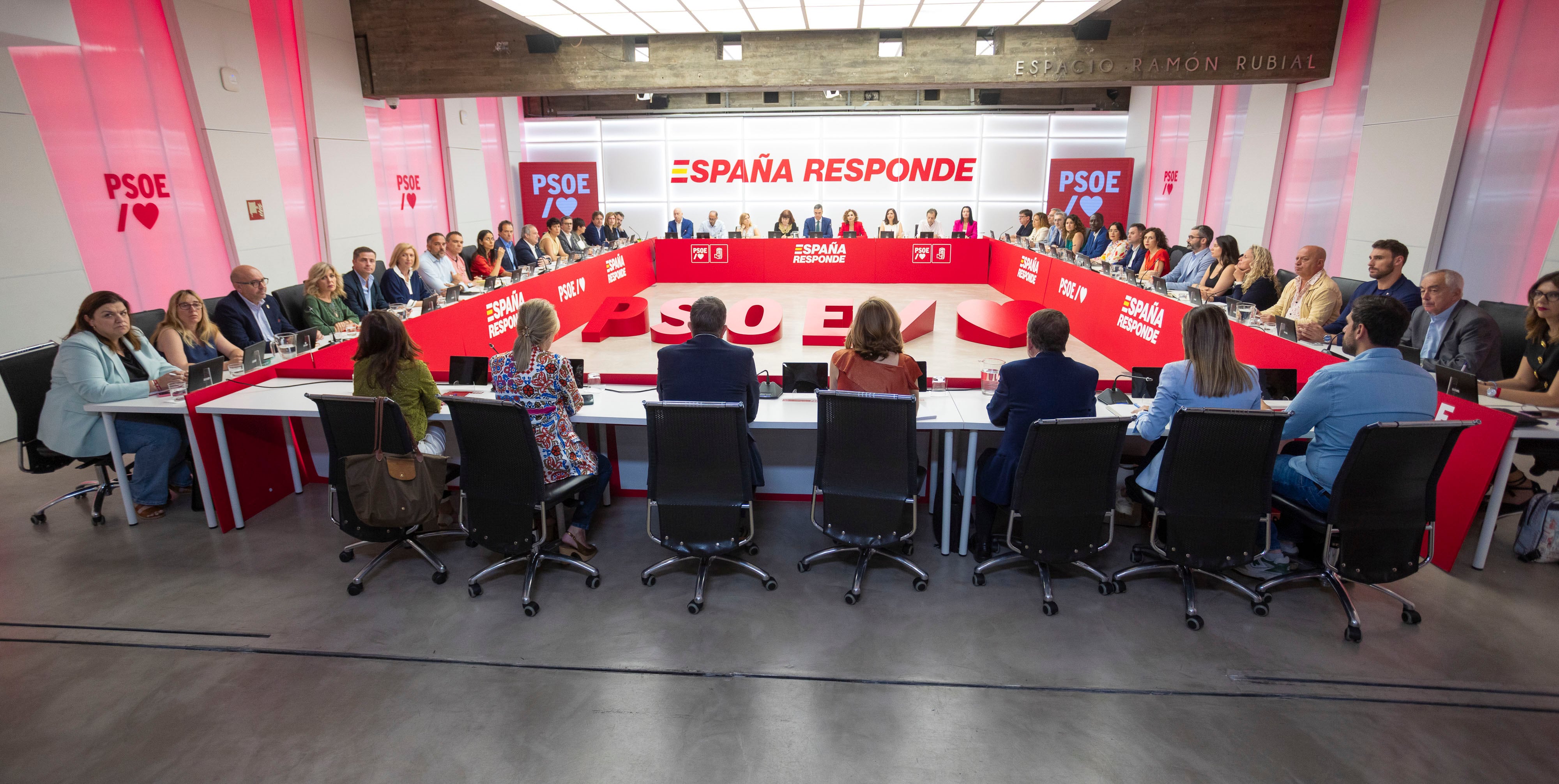 La cúpula del PSOE cierra filas con Sánchez: “Hablar de elecciones es hacerle el juego a la derecha”