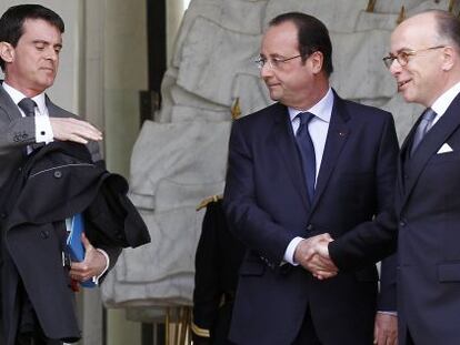 El primer ministro francés, Manuel Valls (i); el presidente, Francois Hollande, y el ministro del Interior, Bernard Cazeneuve (d), este miércoles en París tras el consejo de ministros.
