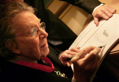 El pintor Antoni Tàpies tras recibir la Legión de Honor en París en una fotografía de archivo del 7 de noviembre de 2006.