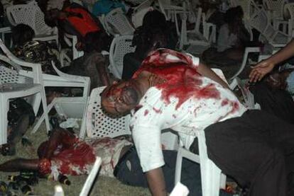 Cadáveres de varios espectadores que seguían la final del Mundial por televisión en un restaurante en Kampala.